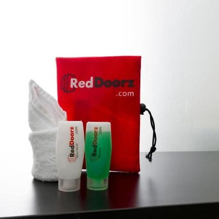 RedDoorz Plus near Mall Ciputra Jakarta Hotel Bagian luar foto