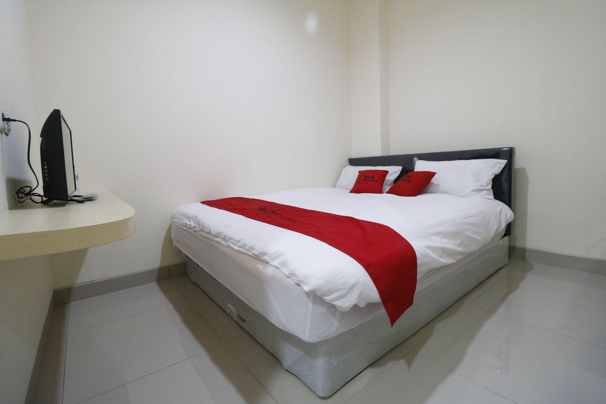 RedDoorz Plus near Mall Ciputra Jakarta Hotel Bagian luar foto