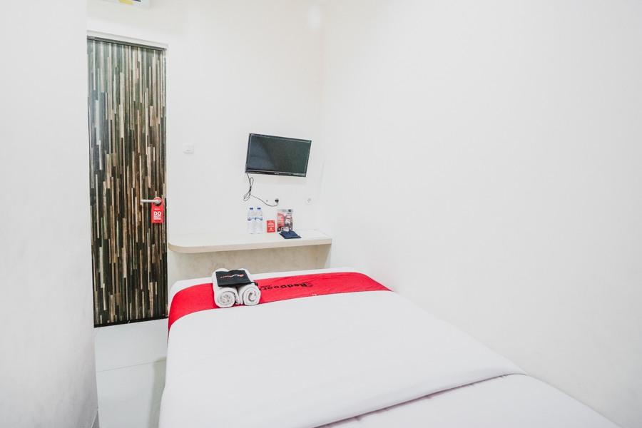 RedDoorz Plus near Mall Ciputra Jakarta Hotel Bagian luar foto