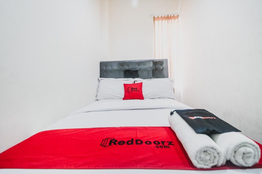 RedDoorz Plus near Mall Ciputra Jakarta Hotel Bagian luar foto