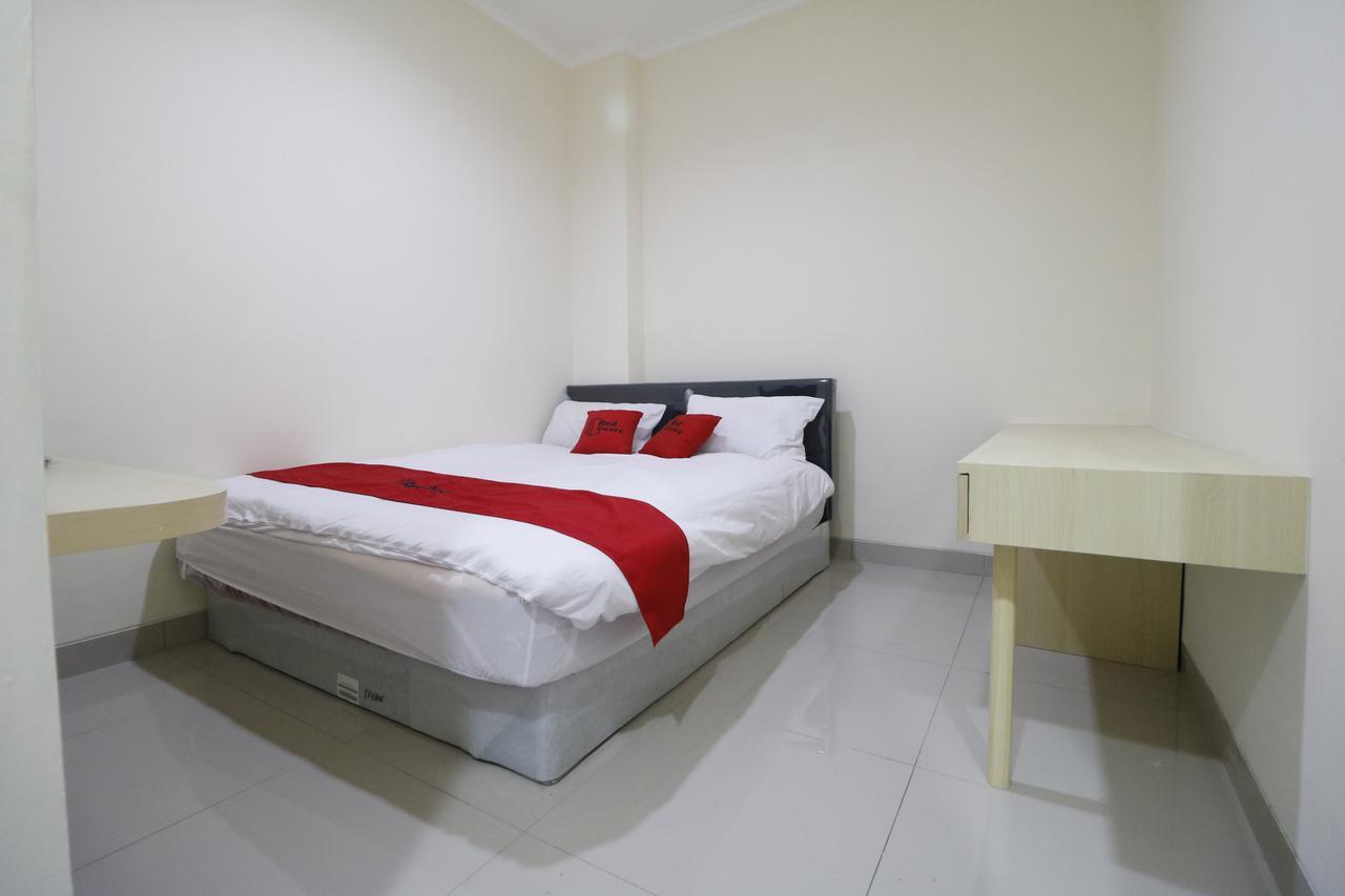 RedDoorz Plus near Mall Ciputra Jakarta Hotel Bagian luar foto