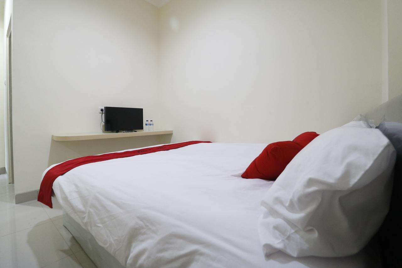 RedDoorz Plus near Mall Ciputra Jakarta Hotel Bagian luar foto