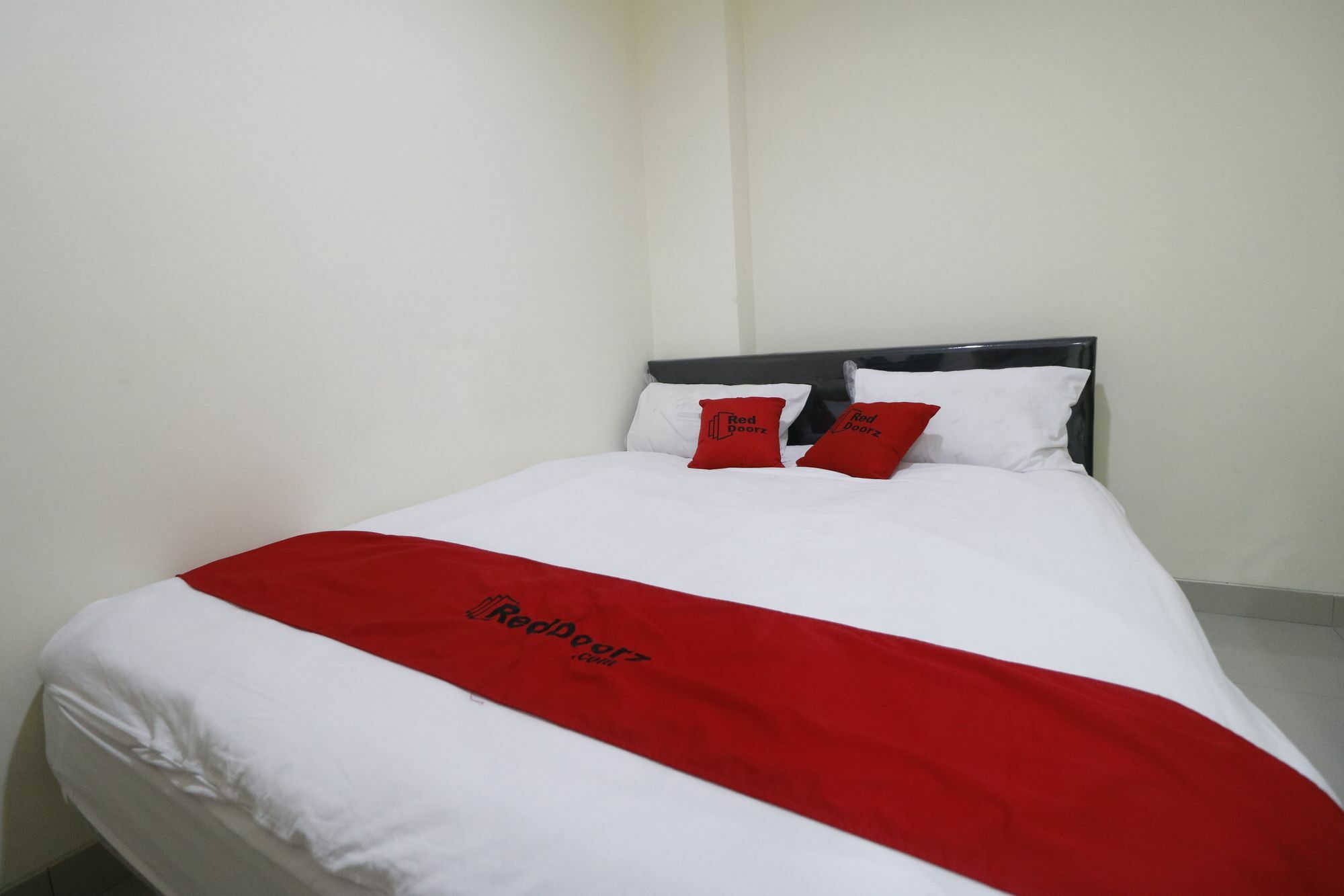 RedDoorz Plus near Mall Ciputra Jakarta Hotel Bagian luar foto