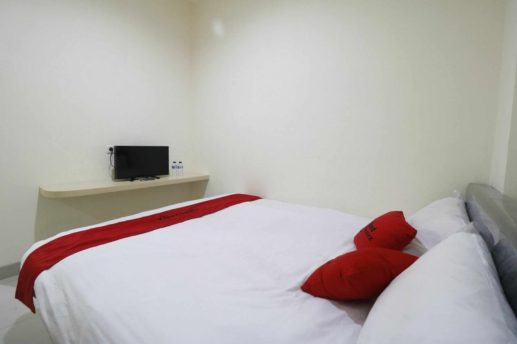 RedDoorz Plus near Mall Ciputra Jakarta Hotel Bagian luar foto