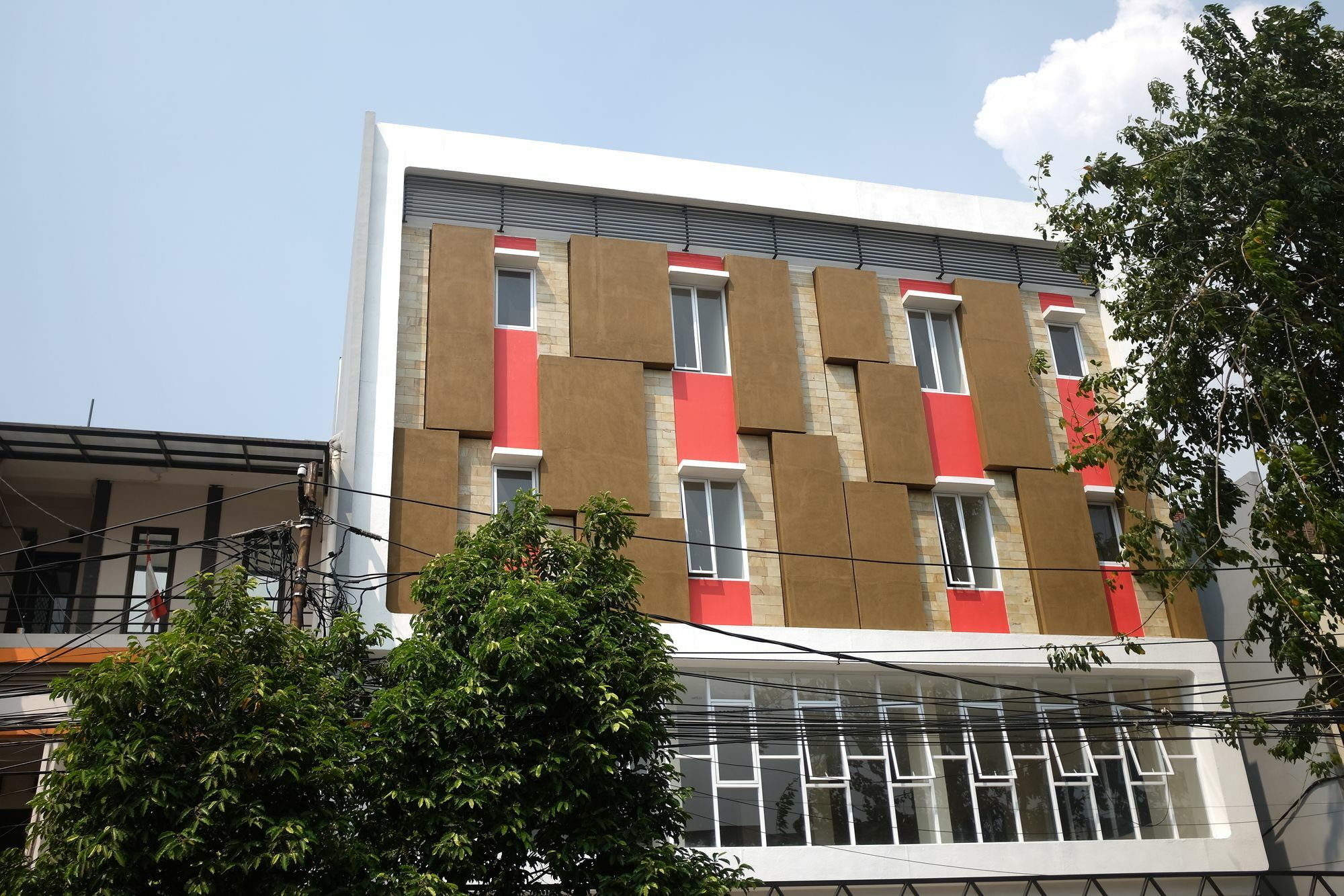 RedDoorz Plus near Mall Ciputra Jakarta Hotel Bagian luar foto