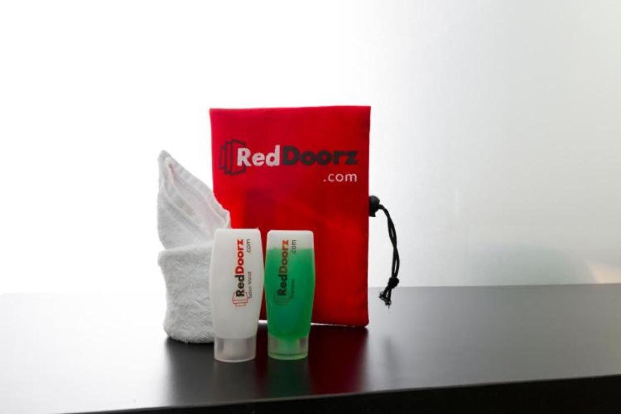 RedDoorz Plus near Mall Ciputra Jakarta Hotel Bagian luar foto